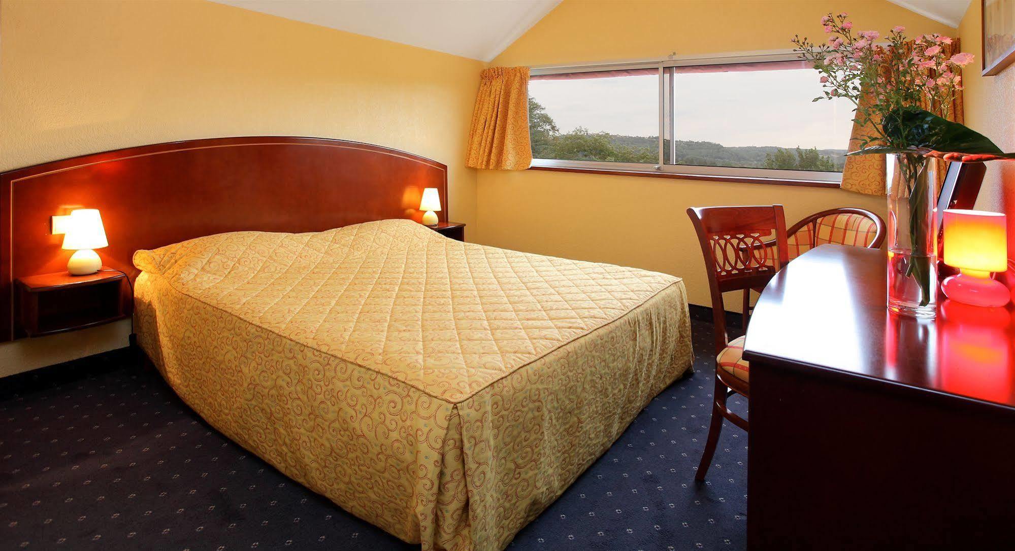 Hotel Le Clos Roussillon Pres De Sarlat 维塔克 外观 照片
